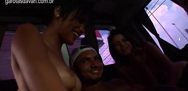  Garotas da Van - Marcelo fode com 3 mulheres de uma vez dentro de um carro